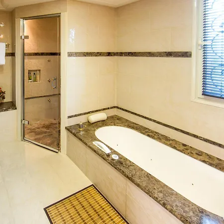 Vila Stunning With Large Pool, Billiard And Mini-golf *