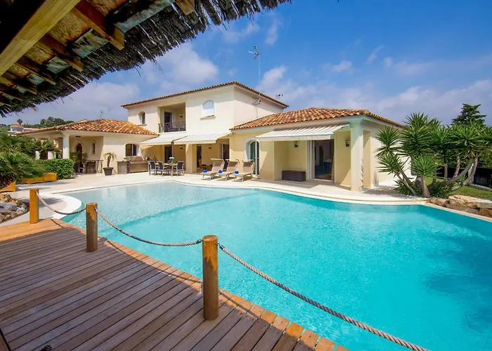 Stunning With Large Pool, Billiard And Mini-golf Vila *