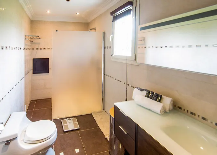 Vila Stunning With Large Pool, Billiard And Mini-golf *