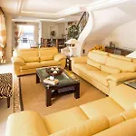 Βίλα Stunning With Large Pool, Billiard And Mini-golf *
