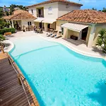 Stunning With Large Pool, Billiard And Mini-golf