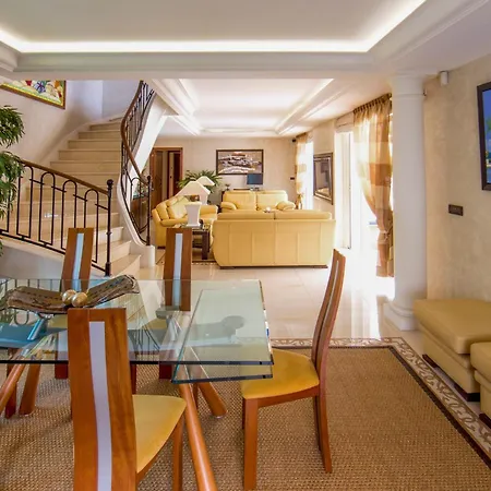 Stunning With Large Pool, Billiard And Mini-golf فيلة