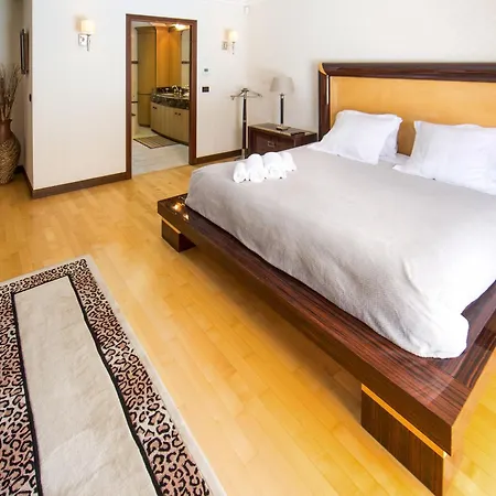 Stunning With Large Pool, Billiard And Mini-golf * アンティーブ