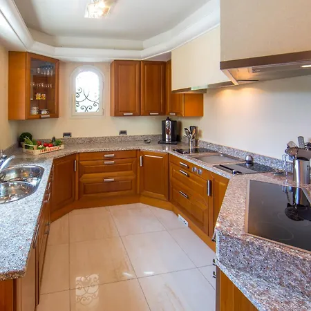 Stunning With Large Pool, Billiard And Mini-golf فيلة