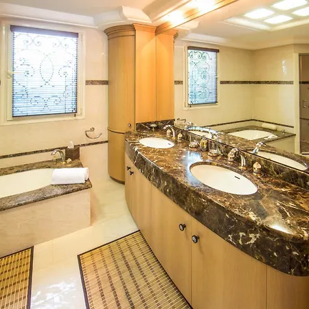 Stunning With Large Pool, Billiard And Mini-golf * 昂蒂布