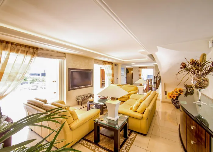 Stunning With Large Pool, Billiard And Mini-golf