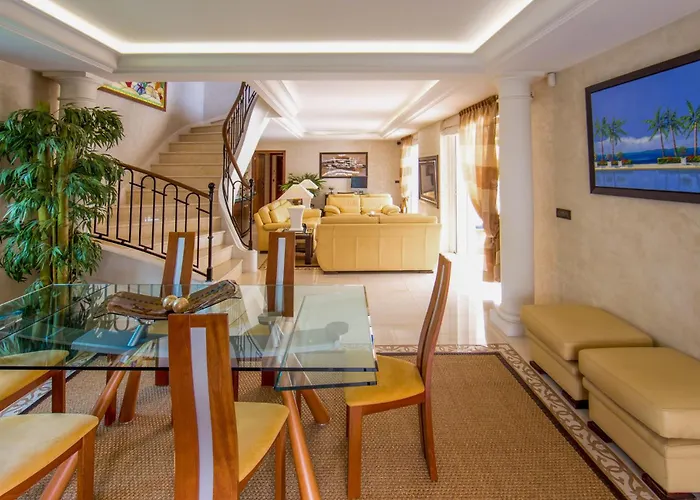 Stunning With Large Pool, Billiard And Mini-golf 别墅