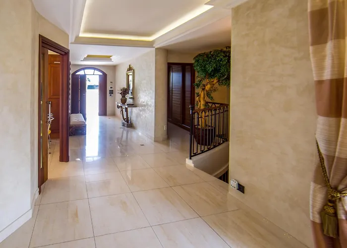 Stunning With Large Pool, Billiard And Mini-golf * 昂蒂布