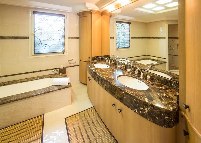 Stunning With Large Pool, Billiard And Mini-golf * 昂蒂布