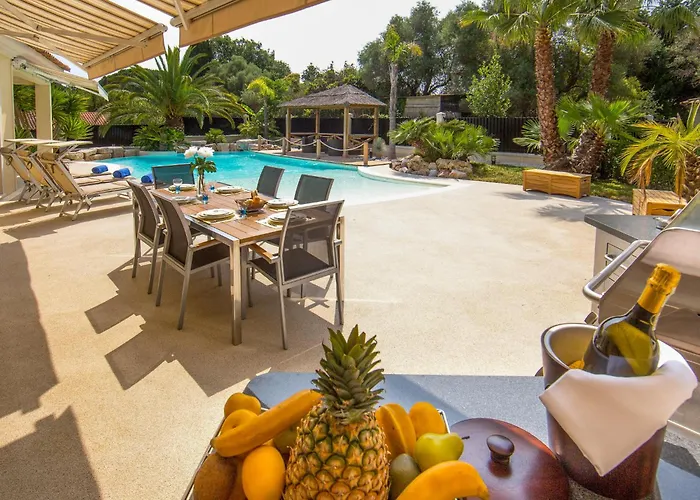 Stunning With Large Pool, Billiard And Mini-golf 别墅 *